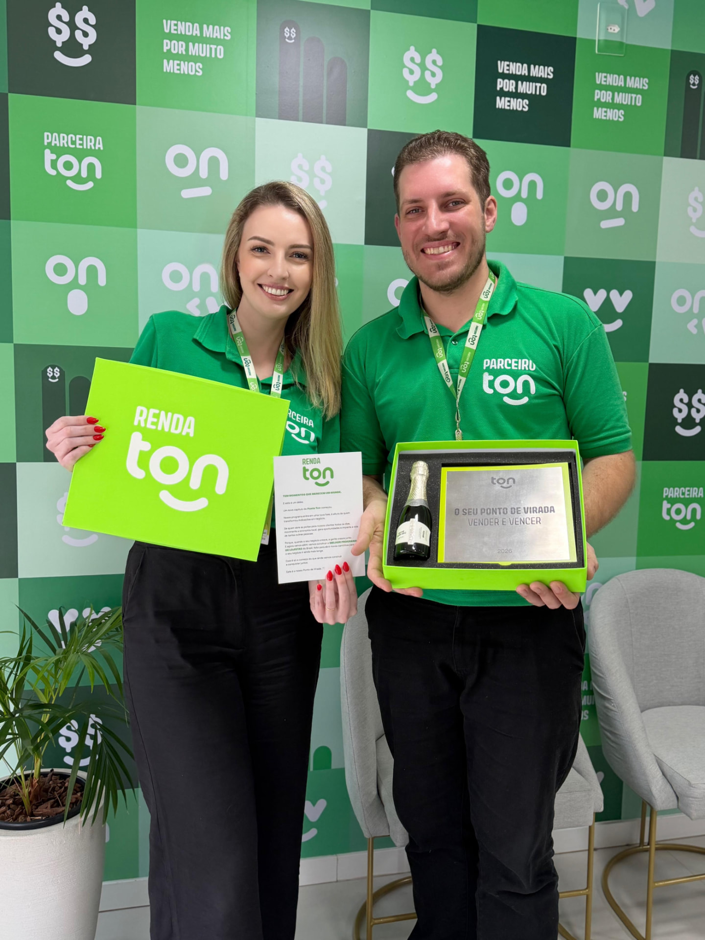 Equipe da loja Parceira Ton com premiação de vendas